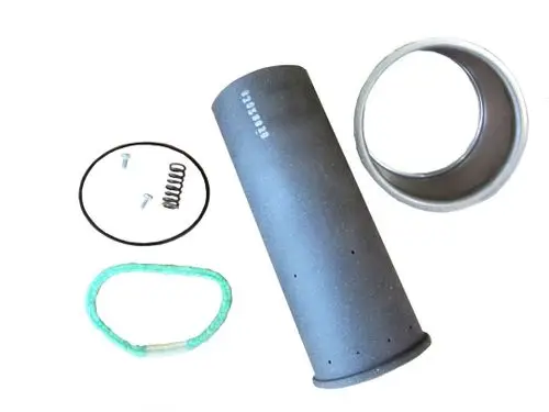 Schwarz beschichtetes Rohr mit mehreren Löchern, ein Metallring und verschiedene Kleinteile, die zu einem Bosch Umrüstset gehören.